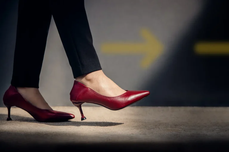 Ženske noge crvene štikle