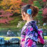 Japanka u cvetnom vrtu konenki