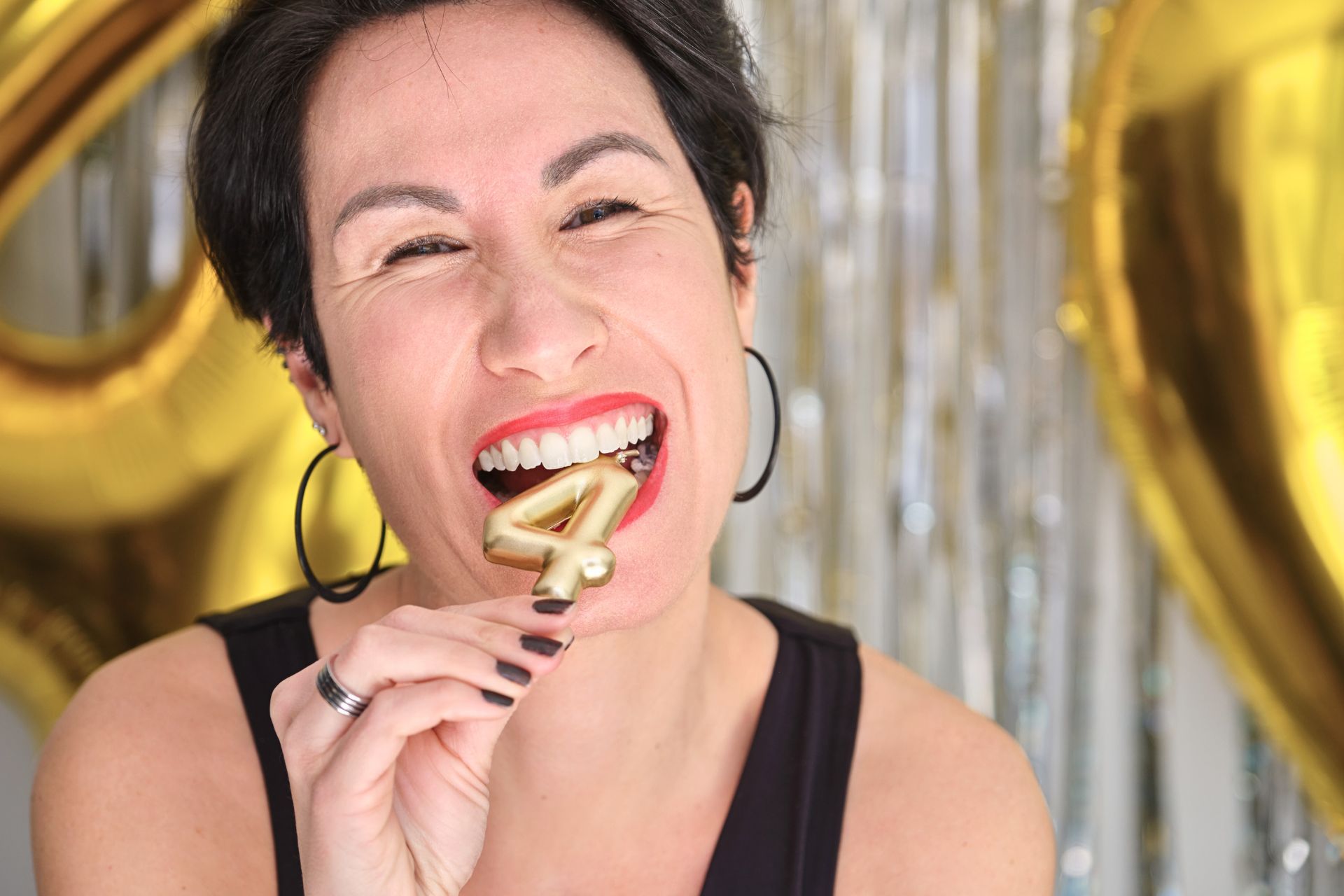 Žena grize broj 4 svećica rođendan