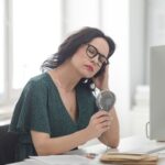 Žena četrdeset plus znojenje hladi se