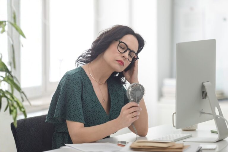 Žena četrdeset plus znojenje hladi se