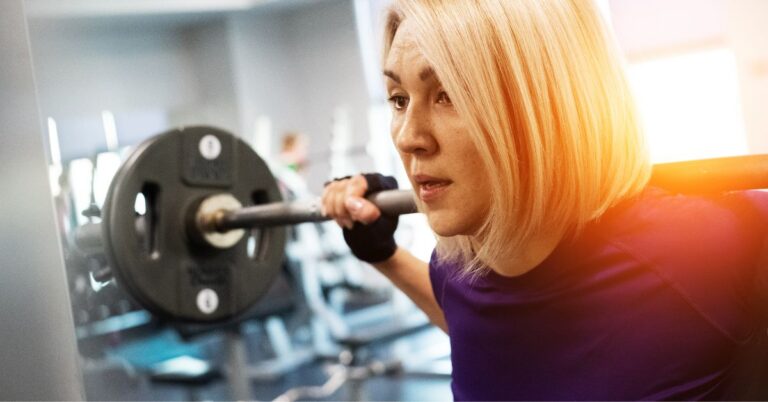 Žena četrdesete diže tegove vežba