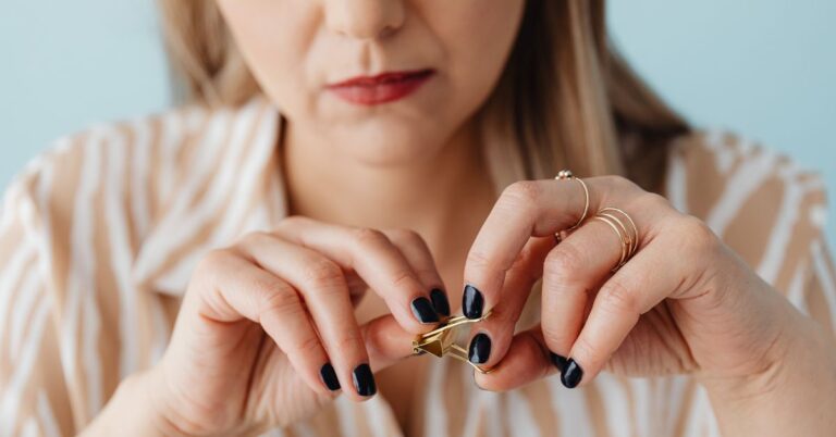 Žena ruke zamišljena pretraga